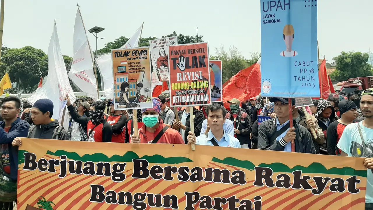 Massa buruh menggelar aksi di depan Gedung DPR/MPR. (Liputan6.com/Yopi Makdori)