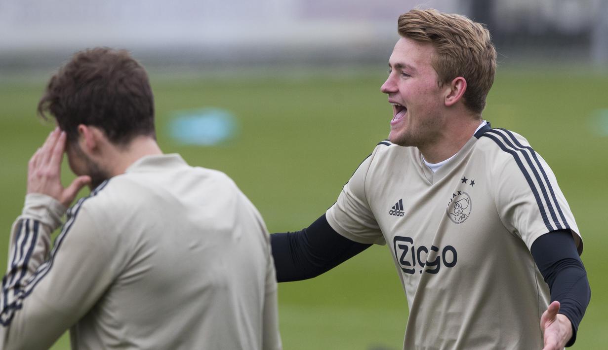 Pemain Ajax Amsterdam, Matthijs de Ligt, melakukan sesi latihan jelang laga semifinal Liga Champions di Stadion Johan Cruyff, Rabu (8/5). Ajax Amsterdam akan berhadapan dengan Tottenham Hotspur. (AP/STR)