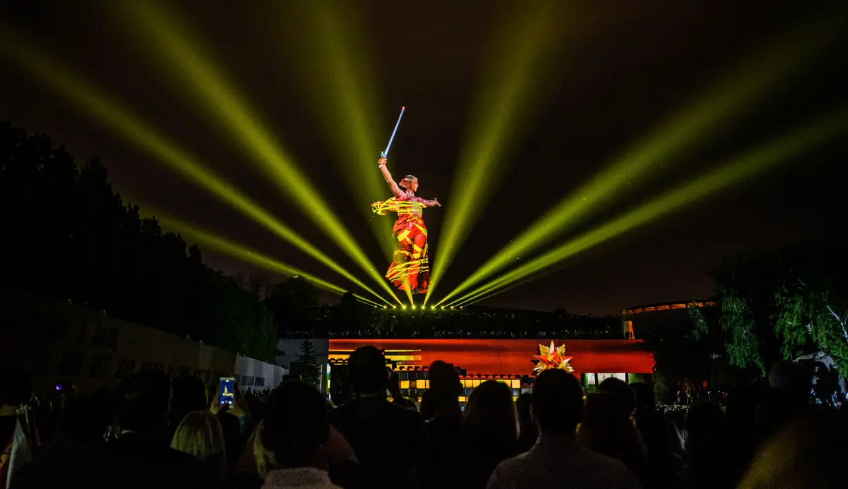 Sejumlah orang berkumpul di dekat patung The Motherland Calls untuk merayakan 73 tahun kemenangan Rusia dalam Perang Dunia II di Volgograd (8/5). (AFP/Mladen Antonov)