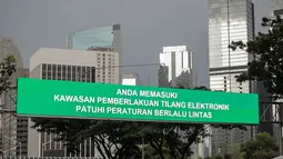 Sejumlah kendaraan melintasi rambu elektronik yang berada di Jalan Sudirman, Jakarta, Kamis (28/3). Dinas Perhubungan DKI Jakarta menganggarkan dana sebesar Rp 11 miliar untuk menambah rambu elektronik di sejumlah ruas jalan Ibu Kota. (Liputan6.com/Faizal Fanani)