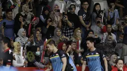 Suporter menyambut kedatangan ganda putra Indonesia, Kevin Sanjaya / Marcus Gideon, saat akan melawan ganda Jerman pada Indonesia Masters 2019 di Istora Senayan, Jakarta, Rabu (23/1). Kevin / Marcus lolos ke 16 besar. (Bola.com/M. Iqbal Ichsan)