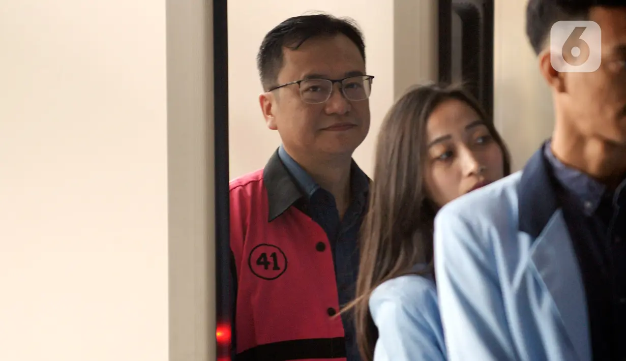 Komisaris PT Hanson International Tbk (MYRX), Benny Tjokrosaputro tiba di Gedung KPK untuk menjalani pemeriksaan oleh penyidik Kejaksaan Agung di Jakarta, Selasa (18/02/2020).  Benny diperiksa sebagai tersangka terkait kasus dugaan korupsi di PT Asuransi Jiwasraya (Persero). (merdeka.com/Dwi Narwoko