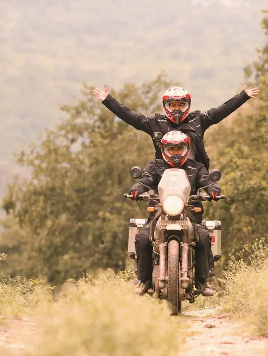 Namun saat bersama dengan Darius, ia pun perlahan bisa menangani traumanya. Bahkan Donna Agnesia pun ikut berpetualang sampai di Himalaya yang dimulai 1 Agustus 2019 lalu. (Liputan6.com/IG/@darius_sinathrya)