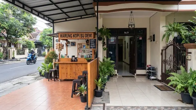 Teras dengan Area Usaha dan Pintu Rumah Terpisah