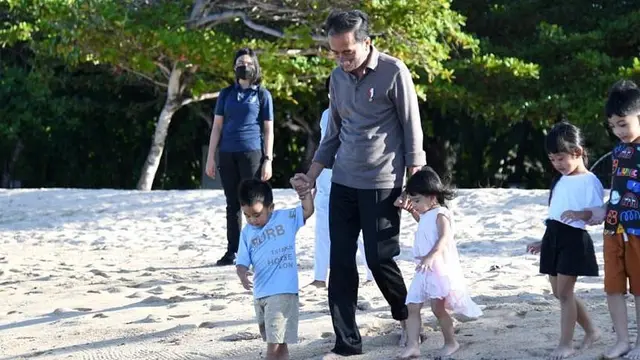 6 Momen Jokowi Libur Lebaran Bareng Cucu, Lepas Penat di Pantai Bali