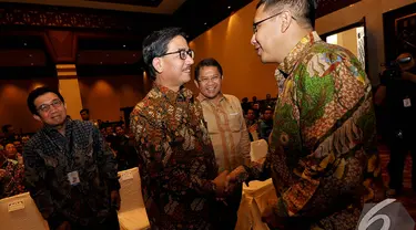 Ferry Mursyidan Baldan dan Lukman Hakim berjabat tangan saat menghadiri acara Konferensi Nasional Pemberantasan Korupsi 2014, Jakarta, Selasa (2/12/2014). (Liputan6.com/Miftahul Hayat)