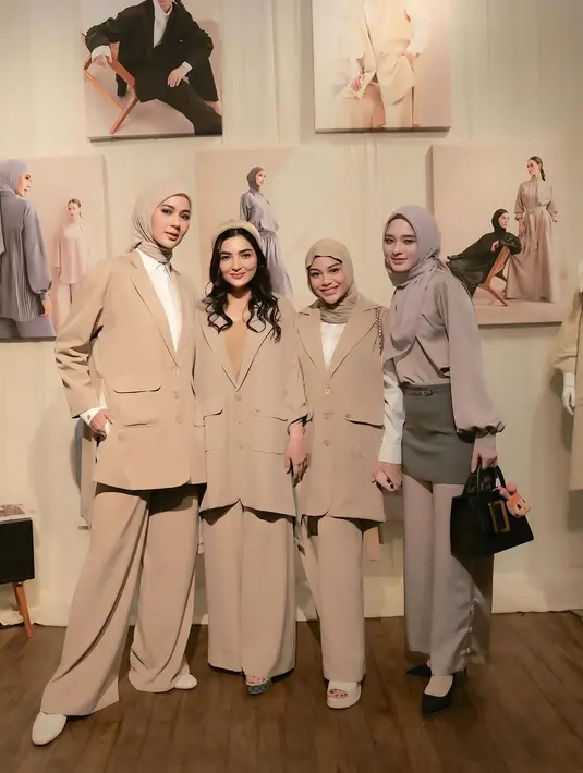 Ashanty tampil stylish dengan mengenakan one set blazer dan celana kulot warna khaki. Ia memadukan blazer-nya dengan tank top serta bandana berwarna coklat muda. Tak ketinggalan, ia melengkapi penampilannya dengan tas Hermes Picotin bermonogram warna pink yang memberi sentuhan mewah.