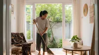 6 Trik Menyapu Rumah Sempit Biar Debu Tidak Terbang dan Nempel Lagi, Bersih Maksimal