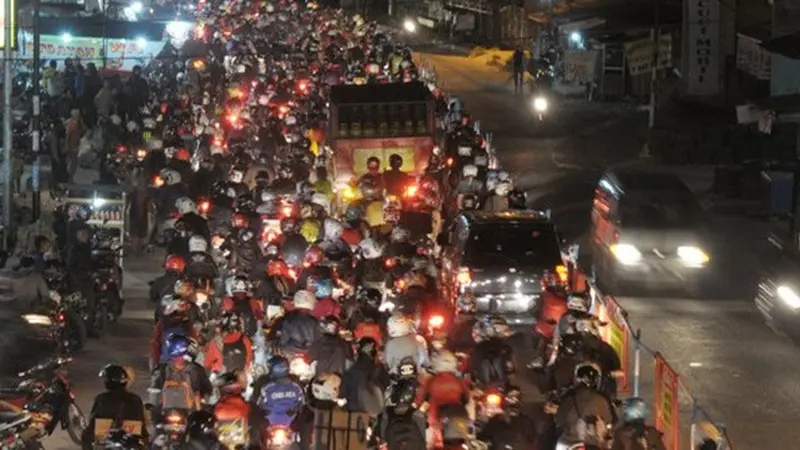 pemudik bermotor mulai ramai lewati Jalan Arteri Karawang