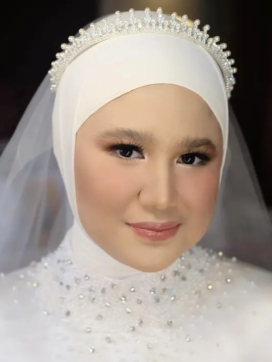 Untuk makeup, Alita memercayakan MUA Ryan Ogilvy yang memulasnya dengan blush on pink yang serasi dengan lipstik glossynya. Dan riasan mata eyeshadow coklat shimmernya. @alitabiani