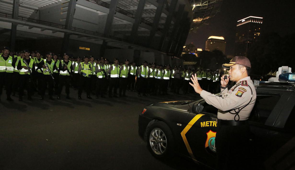 Aparat keamanan menggelar apel malam gabungan jelang final Piala Presiden 2015 antara Persib melawan Sriwijaya FC di Stadion Utama Gelora Bung Karno, Jakarta (17/10/2015). (Bola.com/Vitalis Yogi Trisna)