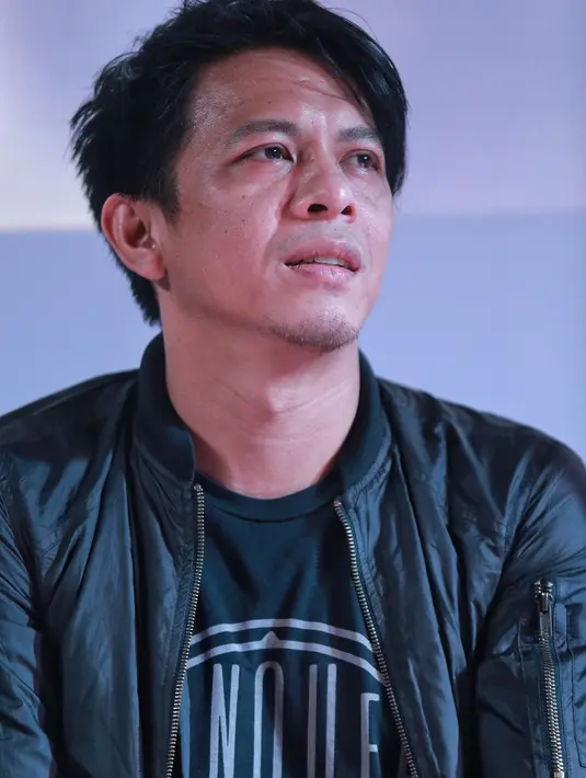 "Ahh nggak mau gua kalau ngomongin itu (soal kabar putus)," singkat Ariel yang langsung menuju motor gedenya. (Adrian Putra/Bintang.com)