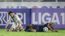 Pemain Arema FC, Kushedya Hari Yudo (kanan) terjatuh setelah berebut bola dengan pemain PSIS Semarang, Komarudin saat laga pekan keempat BRI Liga 1 2021/2022 di Stadion Madya, Jakarta. Arema FC harus puas bermain imbang tanpa gol saat bersua PSIS Semarang. (Bola.com/Bagaskara Lazuardi)