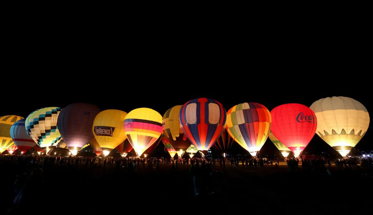 Balon udara menyala saat "Magic Night" hari kedua kegiatan Festival Balon Udara Internasional ke-21, di Leon, negara bagian Guanajuato, Meksiko, 18 November 2023. (ULISES RUIZ/AFP)