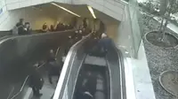 Sebuah rekaman CCTV menunjukkan saat-saat seorang pria yang jatuh ke dalam lubang di eskalator. (doc: Liveleak)