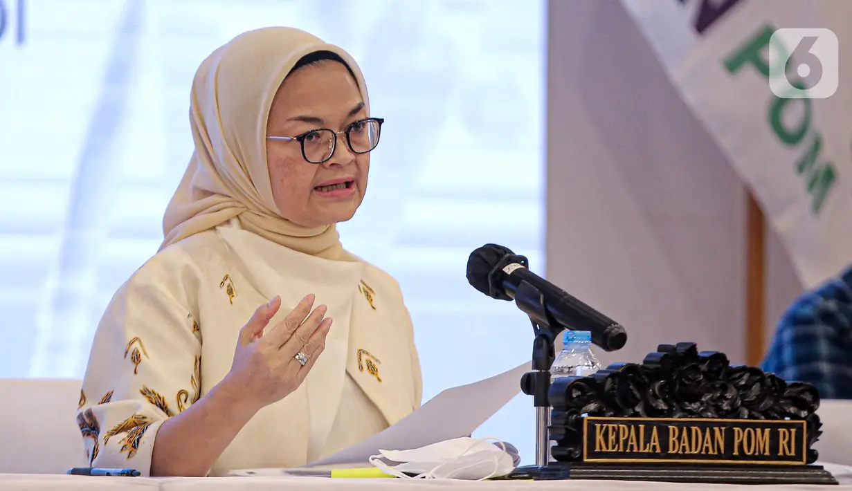 Kepala Badan Pengawas Obat dan Makanan (BPOM) Penny K. Lukito menyampaikan keterangan dalam konferensi pers terkait obat sirup di Gedung BPOM, Jakarta, Minggu (23/10/2022). Kepala BPOM Penny K. Lukito menyebut pihaknya melakukan penelusuran lebih lanjut atas temuan cemaran etilen glikol pada sejumlah obat sirup. (Liputan6.com/Faizal Fanani)