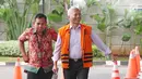 Tersangka mantan Direktur Jenderal Perhubungan Laut (Dirjen Hubla) Kementerian Perhubungan, Antonius Tonny Budiono berjalan memasuki Gedung KPK di Jakarta, Jumat (26/1). (Liputan6.com/Herman Zakharia)