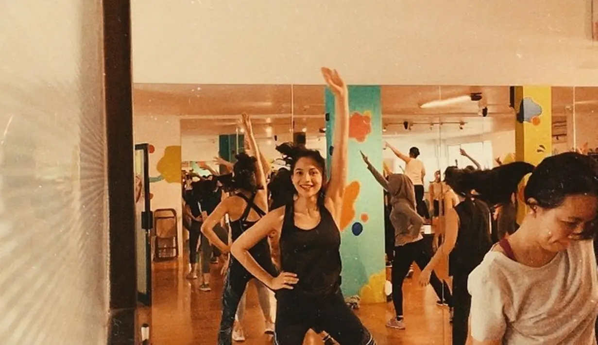 Pemilik nama lengkap Ni Luh Dharma Putri Marino memang menyukai olahraga. Olahraga akan membuat penampilannya senantiasa terjaga. Salah satu olahraga favorit Putri Marino adalah zumba. Dengan zumba, Putri bisa menjaga kondisi tubuhnya tetap bugar dan fit. (Liputan6.com/IG/@putrimarino)