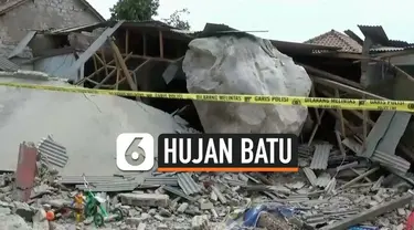 Batu-batu raksasa tiba-tiba menghujani permukiman Cihandeleum Purwakarta Jawa Barat hari Selasa (8/10). Warga panik menyaksikan batu hancurkan rumah mereka.