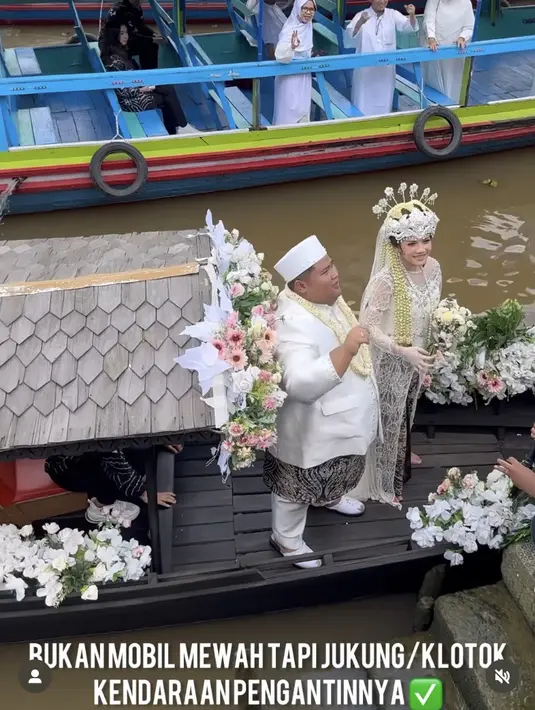 Bukan mengenakan mobil, namun keduanya tampil unik mengenakan klotok untuk kendaraan pengantin. Credit: Instagram (@tommykaganangan15)