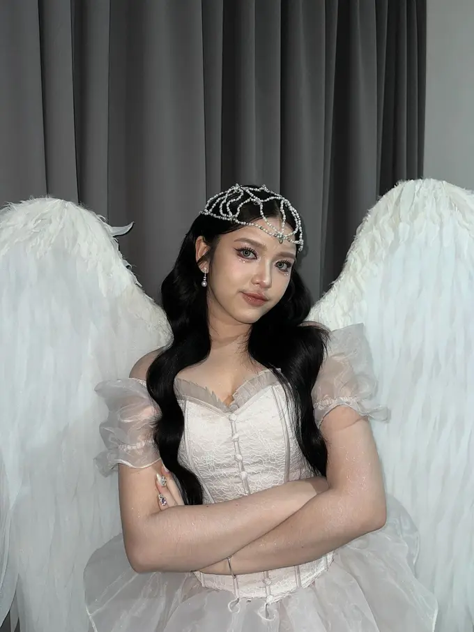 Pesona Cantik Tiara Andini Tampil Totalitas Jadi Malaikat Bersayap Saat Rilis Album Baru