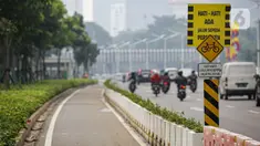 Jalur khusus sepeda yang telah diberikan pembatas jalur permanen di kawasan Sudirman, Jakarta, Kamis (17/6/2021). Kapolri Jenderal Listyo Sigit Prabowo akan membongkar jalur sepeda di Jalan Sudirman - Jalan Thamrin dan mempelajari jalur khusus sepeda di negara lain. (Liputan6.com/Faizal Fanani)