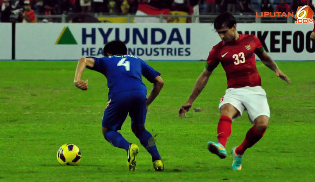 Pemain Timnas Tonnie Harry Cusell berduel dengan pemain Laos, Ketsada Souksavanh dalam laga Piala AFF Suzuki 2012, di Stadion Bukit Jalil, Kuala Lumpur, Malaysia. Kamis, 25/11/2012. Pertandingan Berakhir seri 2-2.