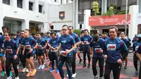 Wakil Menteri Dalam Negeri (Wamendagri) Bima Arya Sugiarto saat mengikuti Korpri Bestuur Run 10K yang berlangsung di Plaza Kantor Kementerian Dalam Negeri (Kemendagri), Jakarta, Minggu (15/12/2024) pagi