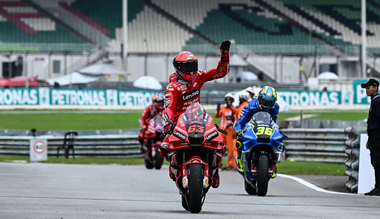 Ini berarti Francesco Bagnaia hanya tinggal membutuhkan 3 poin alias minimal finis di posisi ke-13 pada seri pamungkas yang akan digelar di Sirkuit Ricardo Tormo, Valencia, 6 November 2022. Jika ini terjadi, maka poinnya akan bertambah menjadi 261 poin, dan tidak akan terkejar oleh Fabio Quartararo yang maksimal hanya akan meraih 260 poin jika memenangi MotoGP Valencia 2022. (AFP/Mohd Rasfan)