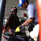 Petugas mengisi BBM kendaraan konsumen di SPBU, Jakarta, Kamis (5/1). Penetapan harga BBM Umum jenis Pertamax, Pertamax Plus, Pertamax Turbo, Pertamina Dex, Dexlite dan Pertalite merupakan kebijakan korporasi Pertamina. (Liputan6.com/Angga Yuniar)