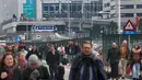 Sejumlah orang berjalan meninggalkan lokasi ledakan di bandara Zaventem dekat Brussels, Belgia, (22/3).Selain terjadi ledakan di Bandara, ledakan juga menghancurkan stasiun metro Maalbeek Brussels. (REUTERS / Francois Lenoir)