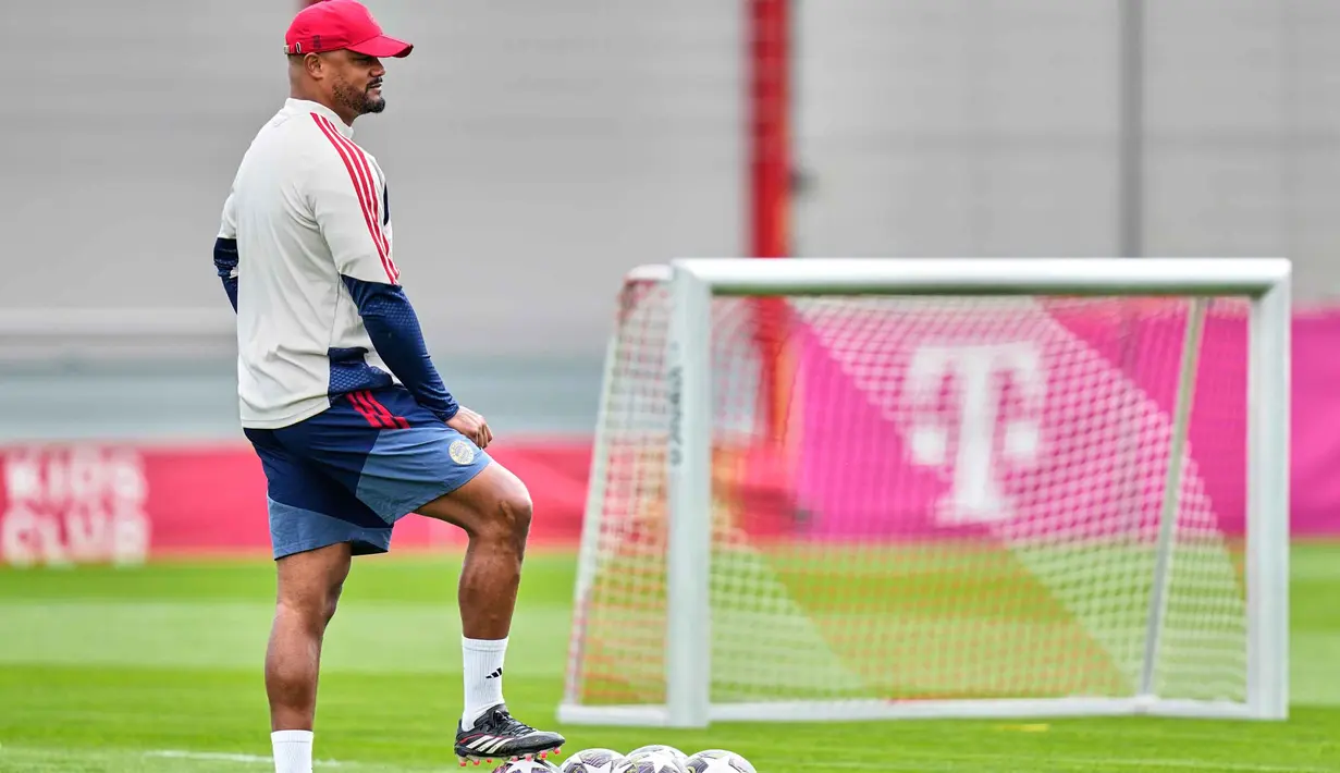 Pelatih Bayern Munchen, Vincent Kompany, mengindikasikan timnya akan tetap mempertahankan pendekatan menyerang namun dengan kewaspadaan ekstra terhadap serangan balik cepat PSG. Tampak dalam foto, pelatih Munich, Vincent Company, saat menghadiri sesi latihan jelang pertandingan leg kedua semifinal Liga Champions 2025/2026 melawan Paris Saint-Germain (PSG) di Jerman, Selasa 5 Mei 2026. (AP Photo/Matthias Schrader)
