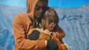 Ini momen pasangan yang pernikahannya bakal ditayangkan di televisi itu saat mengunjungi Gunung Bromo tahun lalu. Tampil mesra, Chevra dan Via memakai jaket tebal berwarna caramel. (Liputan6.com/IG/@chevra_yo88)