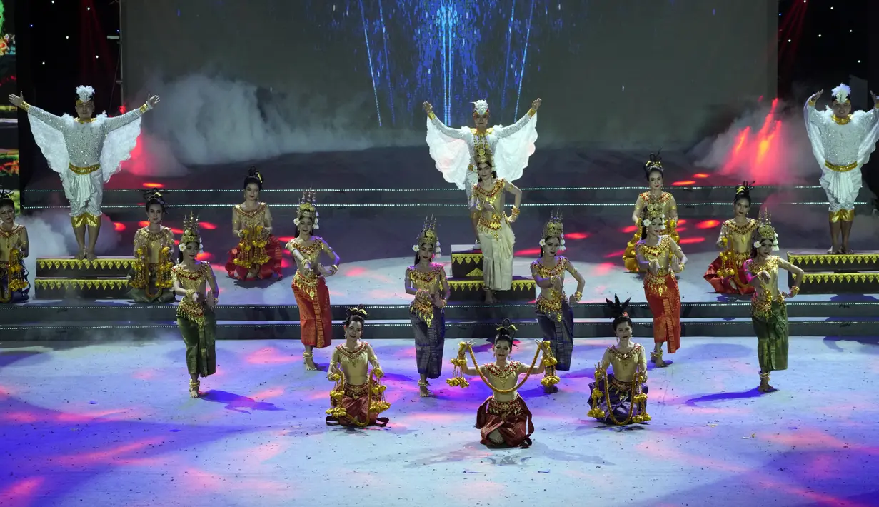 Seniman yang mengenakan pakaian tradisional Kamboja tampil saat upacara penutupan SEA Games 2021 di Hanoi, Vietnam, 23 Mei 2022. Kamboja akan menjadi tuan rumah SEA Games 2023 mendatang. (AP Photo/Achmad Ibrahim)