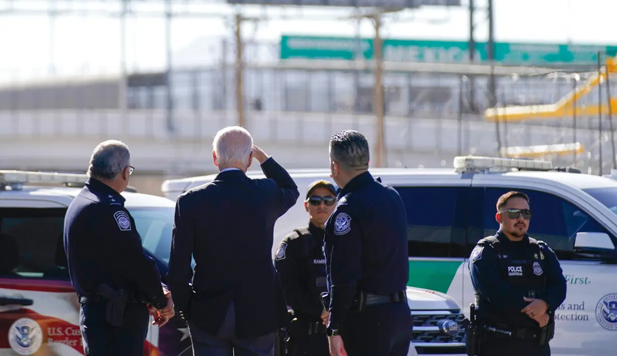 Presiden Amerika Serikat Joe Biden (kedua dari kiri) melihat ke arah tanda "Selamat Datang di Meksiko" besar yang digantung di atas Jembatan Amerika saat ia mengunjungi pelabuhan masuk El Paso, perbatasan AS-Meksiko di El Paso, Texas, AS, 8 Januari 2023. Deportasi imigran ilegal ke Meksiko akan dilakukan menyusul perluasan kebijakan imigrasi era pandemi yang menjadikan kekhawatiran penyebaran virus corona sebagai alasan untuk mencegah gelombang imigran yang mencoba memasuki AS. (AP Photo/Andrew Harnik)