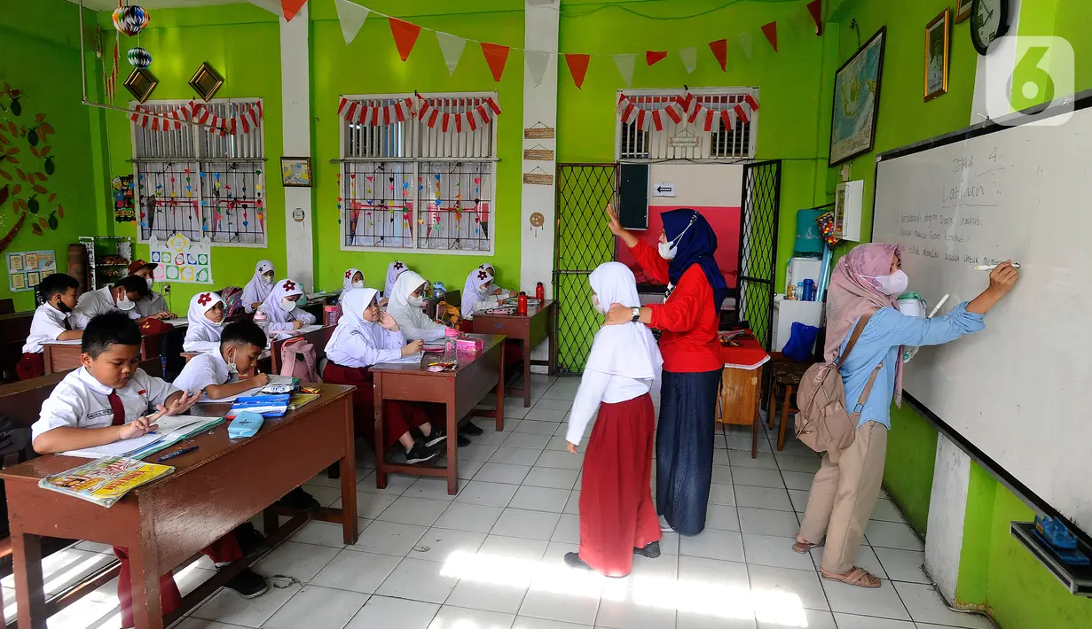 Siswa mengikuti kegiatan belajar mengajar tanpa ada guru yang hadir di SDN Pondok Cina 1, Depok, Jawa Barat, Senin (14/11/2022). Orang tua murid hingga relawan menjadi guru dadakan untuk mengajar siswa dan siswi SDN Pondok Cina 1. (merdeka.com/Arie Basuki)