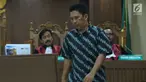 Ketua nonaktif Kadin Barabai, Hulu Sungai Tengah, Fauzan Rifani saat menjalani sidang putusan di Pengadilan Tipikor, Jakarta, Senin (13/8). Fauzan Rifani dijatuhi hukuman 4 tahun 6 bulan penjara denda Rp 300 juta. (Liputan6.com/Helmi Fithriansyah)