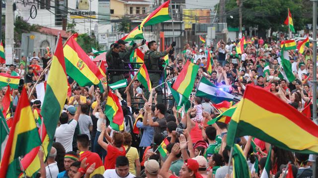 Rayakan Pengunduran Diri Presiden Bolivia