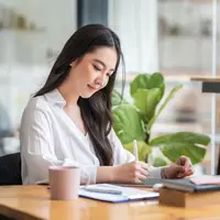 Ilustrasi perempuan menulis/copyrightshutterstock/Amnaj Khetsamtip