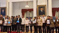 Presiden Jokowi dan para menteri kabinetnya melaporkan pajak tahunan di Istana Negara, Jakarta, Jumat (22/3/2024). Sejumlah menteri yang hadir di antaranya Menko Marves Luhut Binsar Pandjaitan, Menteri Investasi Bahlil Lahadalia, hingga Mendag Zulkifli Hasan. (Liputan6.com/Lizsa Egeham)