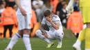 Reaksi kecewa bek Leeds United, Liam Cooper setelah timnya dikalahkan Tottenham Hotspur pada laga Liga Inggris 2022/2023 di Elland Road, Leeds (28/5/2023). Leeds United harus terdegradasi dari Premier League karena hanya menempati posisi ke-19 dari 20 kontestan pada akhir musim 2022/2023. Premier League sendiri memiliki regulasi untuk mendegradasi 3 tim terbawah tiap musimnya. Leeds United pernah menjuarai Liga Inggris (sebelum era Premier League) sebanyak 3 kali pada 1968/1969, 1972/1973 dan 1991/1992. (AFP/Oli Scarff)