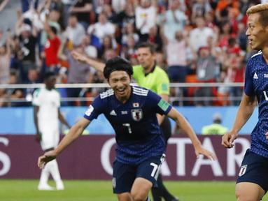 Striker Jepang, Keisuke Honda, merayakan gol yang dicetaknya ke gawang Senegal pada laga grup H Piala Dunia di Yekaterinburg Arena, Yekaterinburg, Minggu (25/6/2018). Kedua negara bermain imbang 2-2. (AP/Eugene Hoshiko)