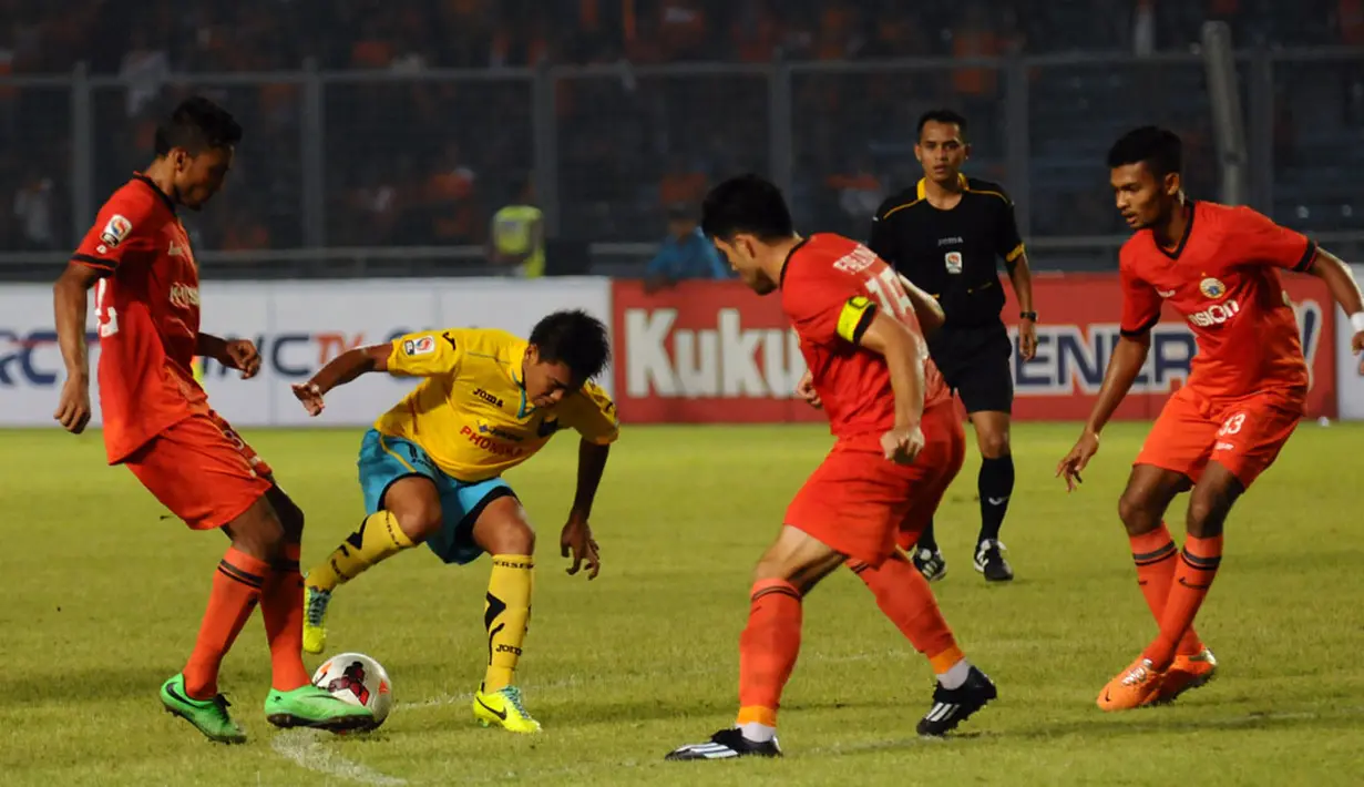 Pemain tengah Gresik United, Ryan Putra M, mencoba menembus kepungan pemain Persija saat berlaga di stadion GBK Jakarta, (29/4/2014). (Liputan6.com/Helmi Fithriansyah)