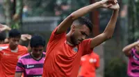 Pemain Persija Jakarta asal Brasil, Wilian Pacheco tengah berlatih bersama timnya di Bandung, (16/7/2016). (Bola.com/Nicklas Hanoatubun)