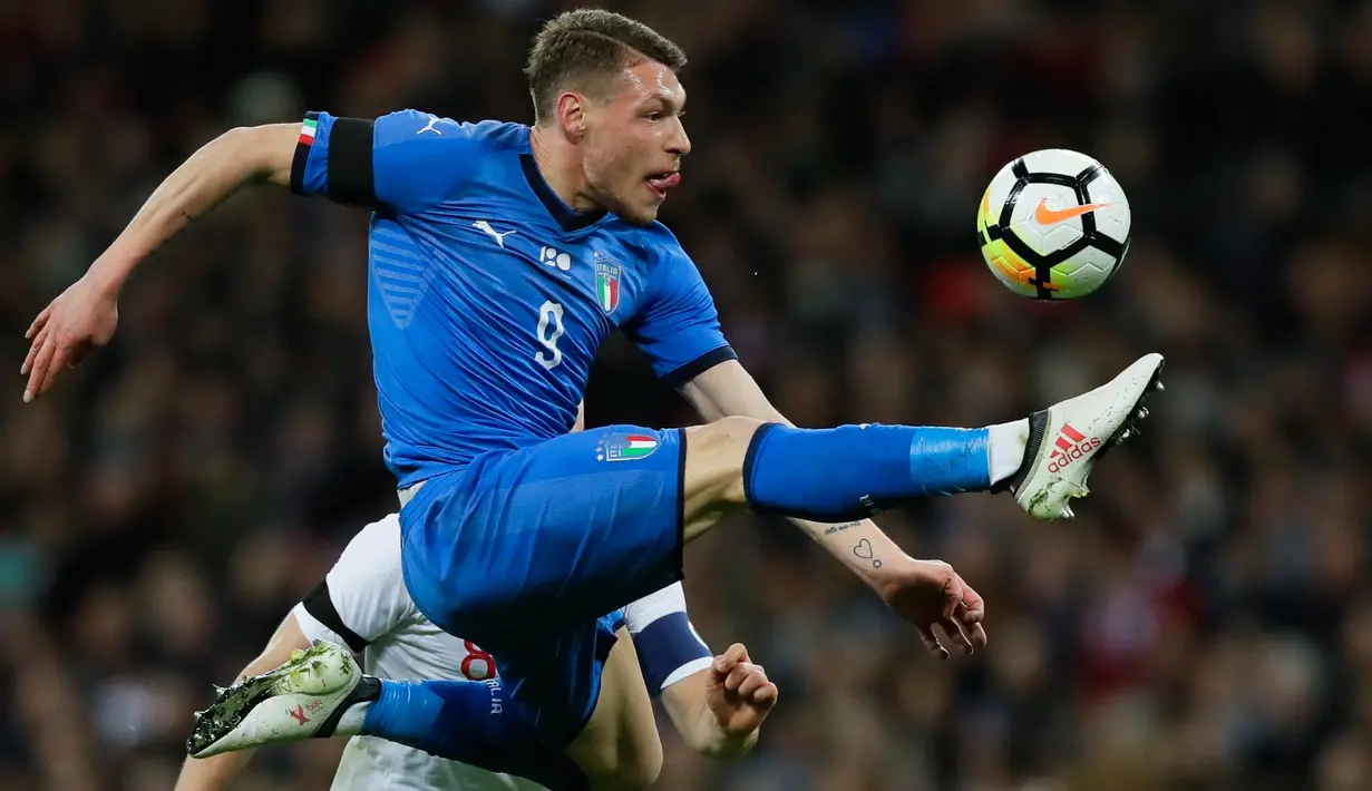 Pemain timnas Italia, Andrea Belotti menendang bola saat bertandnag ke markas timnas Inggris dalam  laga persahabatan di Stadion Wembley, London, Rabu (28/3).  Sempat tertinggal, Italia menahan imbang Inggris 1-1. (AP Photo/Alastair Grant)