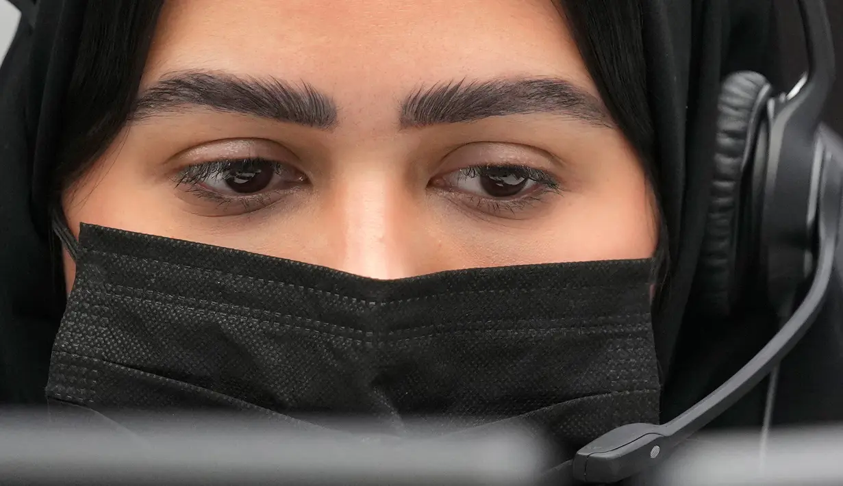 Polisi wanita Arab Saudi Samah Mohammed menerima telepon di Pusat Operasi Keamanan Nasional Arab Saudi menjelang ibadah haji di Mekkah, Arab Saudi, 4 Juli 2022. (AP Photo/Amr Nabil)