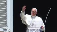 Paus Fransiskus saat misa mingguan di Vatikan 14 Mei 2017 (Vincenzo PINTO / AFP)