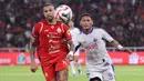 Kekalahan ini membuat Persija gagal menipiskan jarak dengan Persib yang duduk di puncak klasemen. Tampak dalam foto, penyerang tengah Persija, Gustavo Almeida Dos Santos (kiri) berebut bola dengan bek kiri Arema FC, Muhammad Iksan Lestaluhu saat pertandingan pekan ke-20 BRI Super League 2025/2026 di Stadion Utama Gelora Bung Karno, Jakarta, Minggu (8/2/2026). (Bola.com/Abdul Aziz)