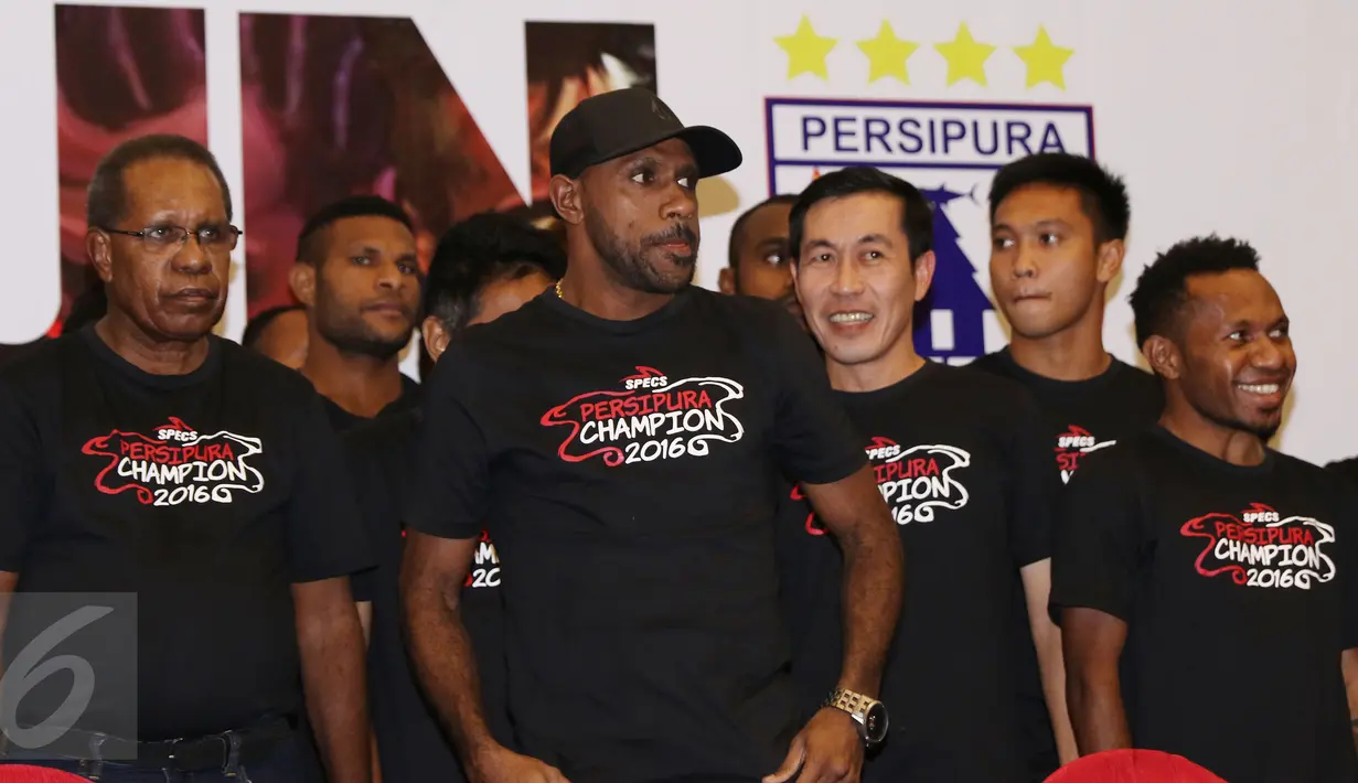 Kapten tim Persipura, Boaz Salossa (tengah) bersama rekan setimnya jelang penyerahan bonus di Jakarta, Jumat (6/1). Persipura menjadi juara Torabika Soccer Championships 2016 dengan 68 poin. (Liputan6.com/Helmi Fithriansyah)