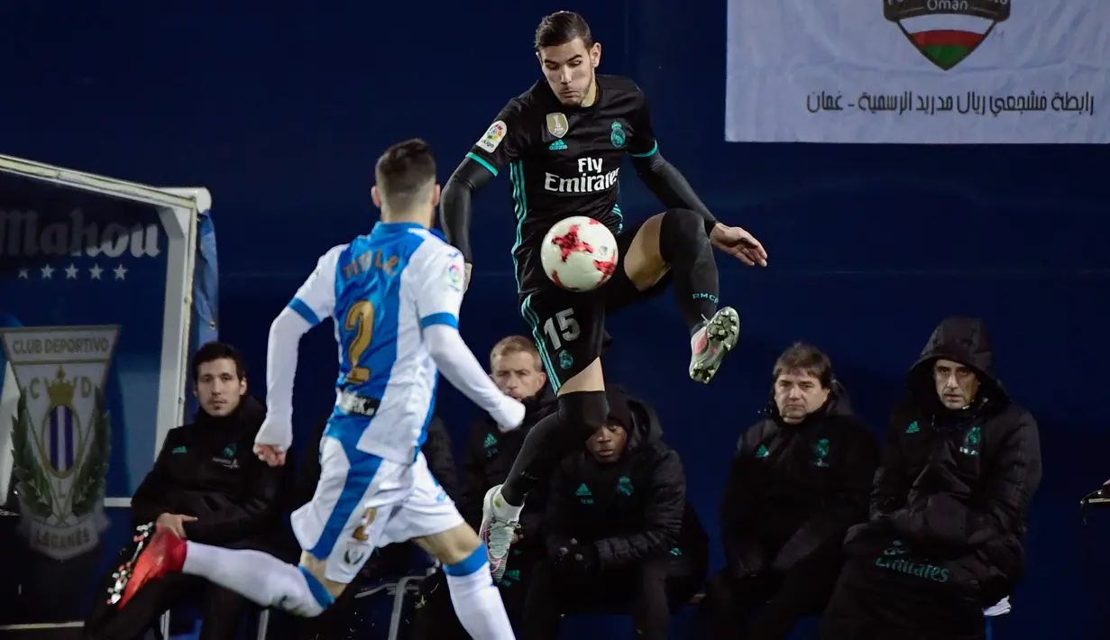 Aksi pemain Real Madrid, Theo Hernandez (kanan) mencoba melewati adangan pemain Leganes, Tito pada laga Copa Del Rey di Estadio Municipal Butarque, Leganes, (18/1/2018). Real Madrid menang 1-0. (AFP/Oscar Del Pozo)